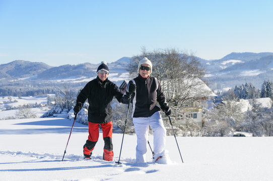 Rentnerpaar auf Schneeschuhtour
