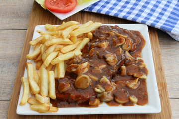 Jägerschnitzel mit Pommes