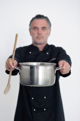 Koch hebt Topf