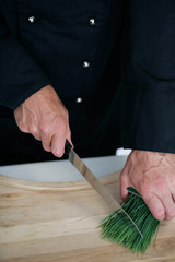 Koch schneidet Kr&auml;uter