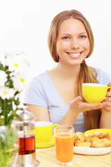 Beautiful young woman drinking tea