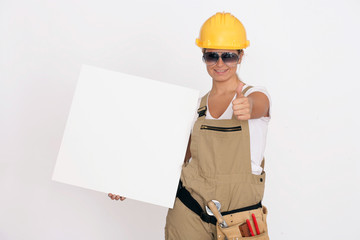 coole Handwerkerin mit Schild