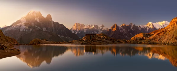 Crédence de cuisine en verre imprimé Best-sellers Paysage Le Mont Blanc et les Alpes se reflètent dans le Lac Blanc