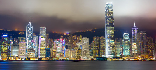 Fototapeta na wymiar Hong Kong Skyline że mgła Victoria Harbour