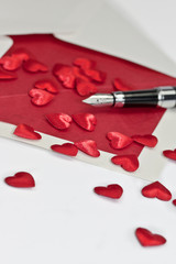 Liebesbrief mit roten Herzen