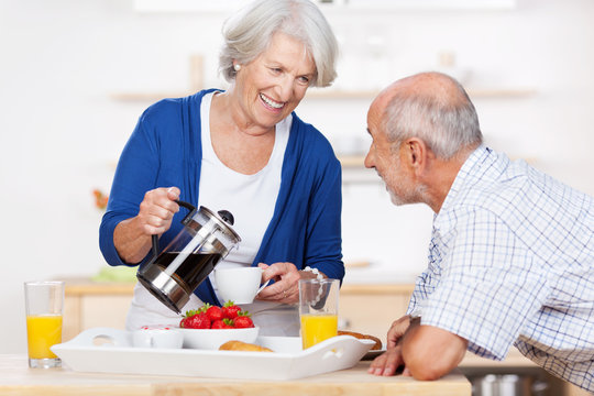 älteres ehepaar beim frühstück