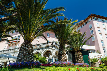 Fototapeta na wymiar Piękny hotel i palmami w Optija, Chorwacja