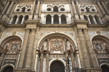 Fototapeta na wymiar Fasada katedry w Maladze