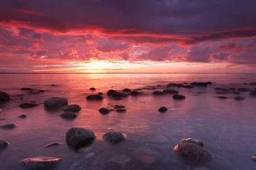 Photo sur Plexiglas Côte Dramatic sunrise over scandinavian ocean
