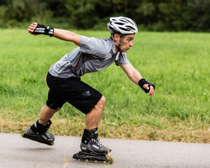 Fitnesssportler auf Inlineskates