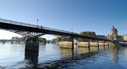 touriste sur le pont des arts, Paris