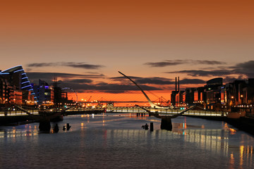 Fototapeta premium Wschód słońca nad rzeką Liffey