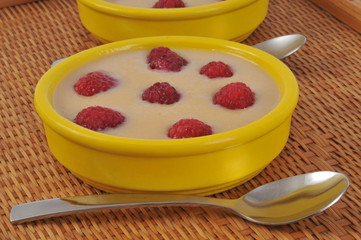 Ramequins de crème vanille aux framboises