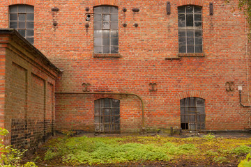 Die alte halb verfallene Fabrikhalle