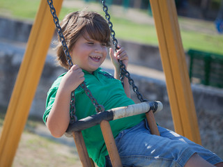 bambino ride sopra l'altalena