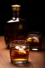 Rumgläser vor Rumflasche