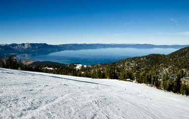 Fototapeta na wymiar Widok na Jezioro Tahoe od biegu narciarskiego na miejscu