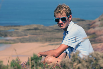 Jeune homme modèle blond à la mer
