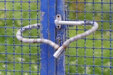 Tor doppelt verschlossen