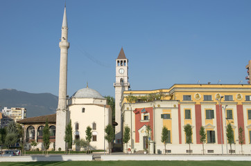 Fototapeta na wymiar Meczet i Wieża zegarowa w Tiranie