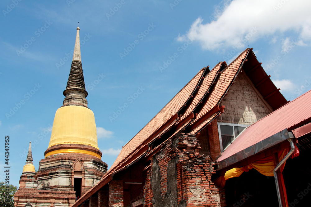 Wall mural wat yai chaimongkol