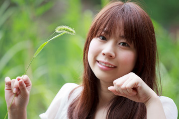 猫じゃらしを持つ笑顔の女性