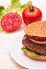 Hamburger auf einem Teller