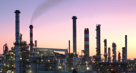 Obraz na płótnie Canvas Ropa i gaz rafineria o zmierzchu - fabryka petrochemiczny