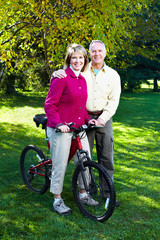 Obraz premium Senior couple cycling