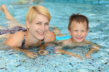 Mutter mit Sohn im Schwimmbad