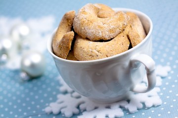 Vanillekipferl in der Tasse