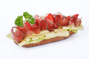 Schinken-Käse-Brötchen auf weißem Untergrund
