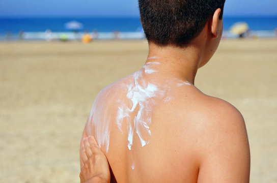 Protecci&oacute;n solar en la playa