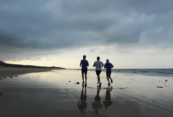 Crédence de cuisine en verre imprimé Plage de Bolonia, Tarifa, Espagne Corriendo en la playa al amanecer