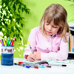 Schule - Kind beim malen - lernen