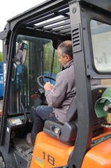 Naklejka premium homme se servant d'un chariot élévateur
