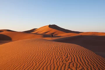Tuinposter Woestijnlandschap Wandeling in de woestijn