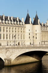 Fototapeta na wymiar walut i most wieże Conciergerie