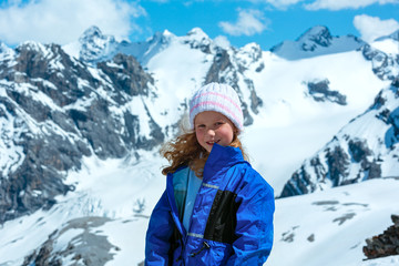 Fototapeta na wymiar Góra lato i dziewczyna portret (Stelvio pass, Włochy).