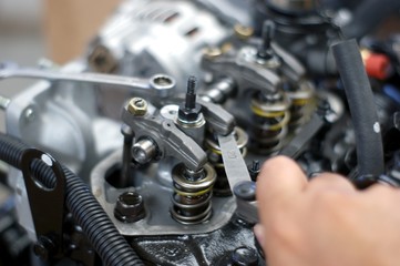 Regolazione gioco valvole motore endotermico