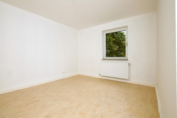 leerer Raum mit Fenster