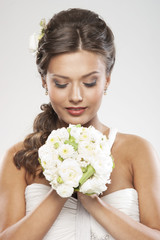 Obraz na płótnie Canvas Brunetka oblubienica trzyma bukiet białych róż