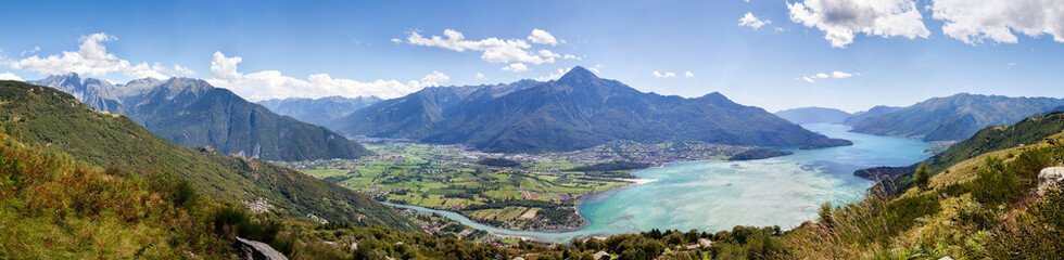 Fototapeta na wymiar Panorama 180 ° niższa Valtellina - South Lake Como (Włochy)