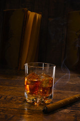 stara whisky i książka