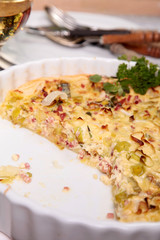 Quiche Lorraine mit Lauch und Speck angeschnitten