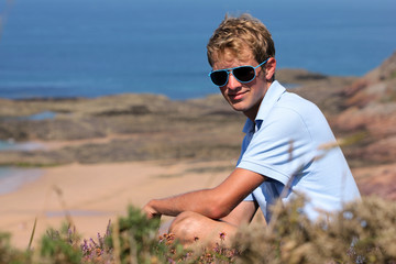 Jeune homme blond dans la nature