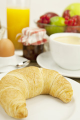 französisches Frühstück mit croissant, Saft und marmelade auf