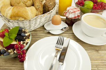 französisches Frühstück mit croissant, Saft und marmelade auf
