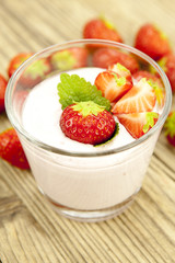 frischer erdbeer joghurt shake mit erdbeeren auf einem Tisch
