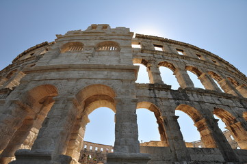 Obraz premium Blick zum Himmel und Amphitheater in Pula